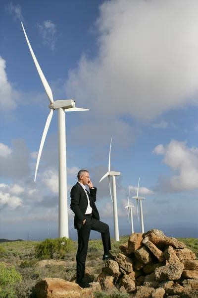 男子用手机旁边风力涡轮机 — 图库照片