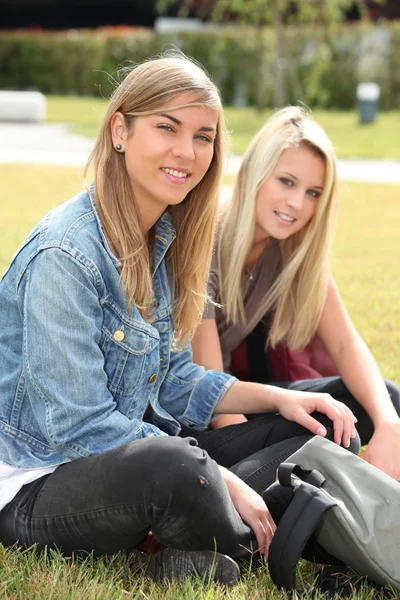 Bir parkta otururken iki genç kız Telifsiz Stok Fotoğraflar