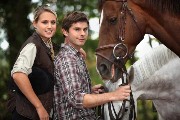 Молода пара стояла на конях — стокове фото
