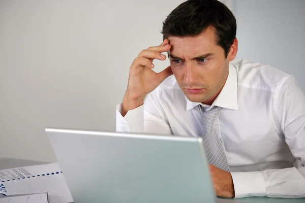 Бізнесмен отримує стрес на ноутбуці — стокове фото
