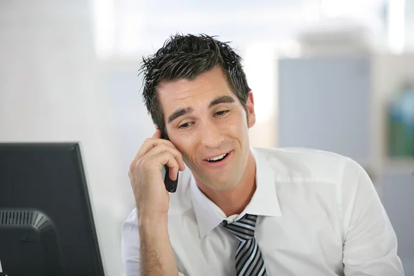 Uomo d'affari che ride al telefono — Foto Stock