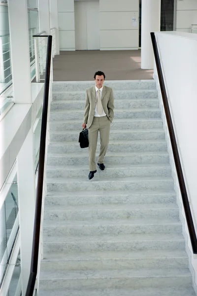 Homem descendo escadas — Fotografia de Stock