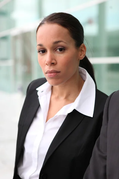 Geschäftsfrau vor einem Bürogebäude — Stockfoto