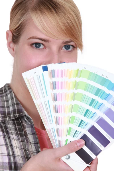 Mujer elegir el color de la pintura — Foto de Stock