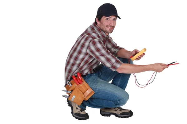 Eletricista segurando uma ferramenta de medição — Fotografia de Stock