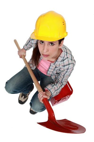 Kvinnlig builder med en spade — Stockfoto