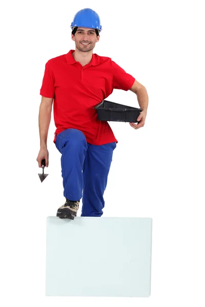 Trabajador con un tablero en blanco para su mensaje — Foto de Stock