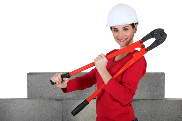 Constructora femenina sosteniendo cortadores de pernos —  Fotos de Stock