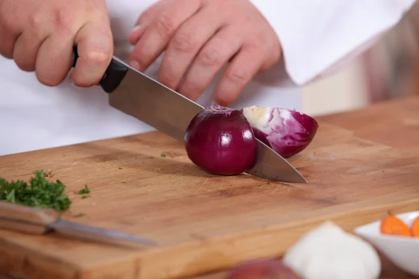 Szef kuchni, krojenie cebuli — Zdjęcie stockowe