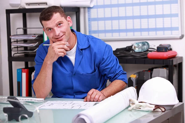 Handarbeiter beim Blick auf Papierkram — Stockfoto