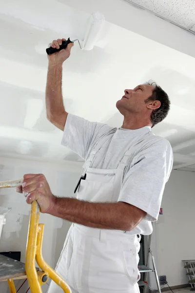 Hombre pintando un techo blanco — Foto de Stock