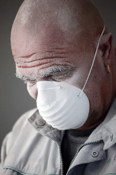 Man met een gezichtsmasker — Stockfoto