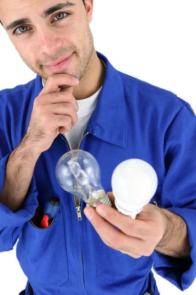 Eletricista segurando lâmpadas — Fotografia de Stock