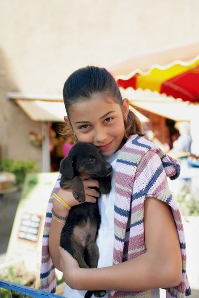 Mała dziewczynka gospodarstwa pies — Zdjęcie stockowe