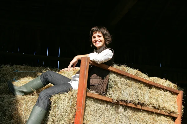 Woman sat on hay bales — Stock Photo, Image