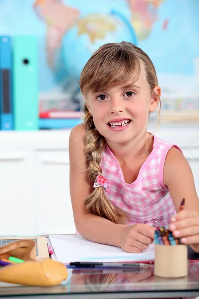 Маленька дівчинка посміхається в класі — стокове фото