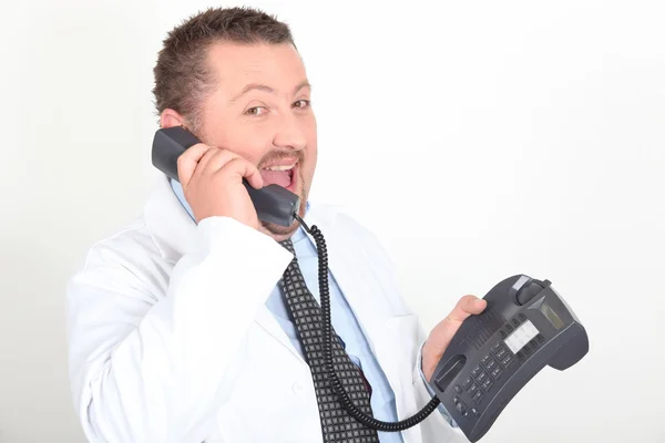 Portret van een arts aan de telefoon — Stockfoto