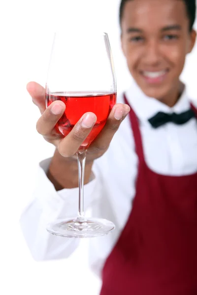 Сомелье держит бокал вина — стоковое фото