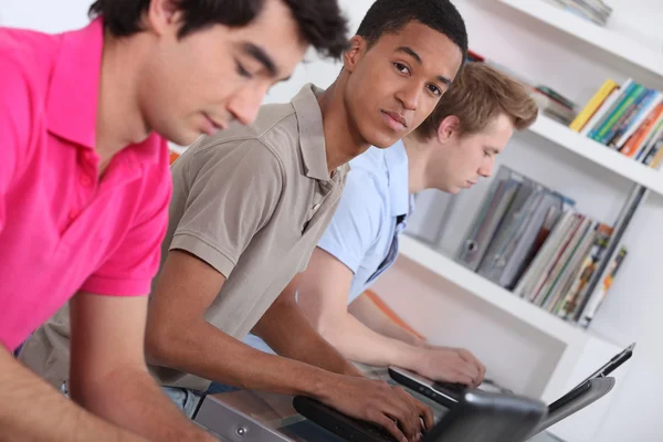 学生工作在膝上型计算机 — 图库照片