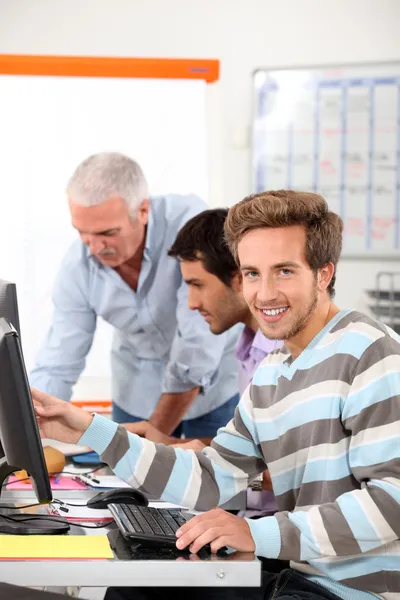 Homem sorridente no treinamento de computação — Fotografia de Stock