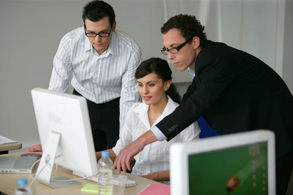 Együtt dolgozik egy projekten, üzleti szakemberek számára — Stock Fotó