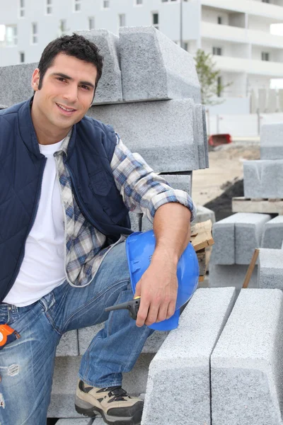 Werknemer poseren met stapels van betonblokken — Stockfoto