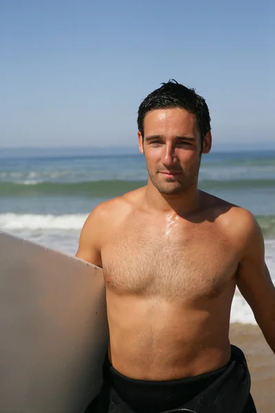 Schöner Mann beim Surfen — Stockfoto