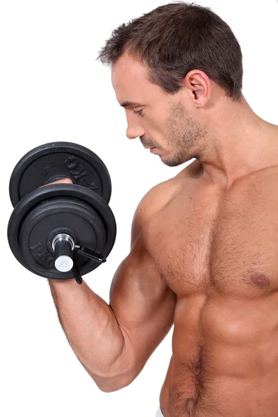 Γυμνός-chested και μυώδης άνδρας που κάνει fitness με αλτήρα — Φωτογραφία Αρχείου