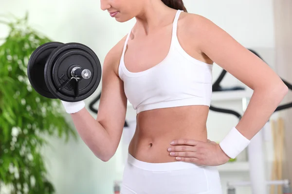 Fitte Frau trainiert mit Gewichten — Stockfoto