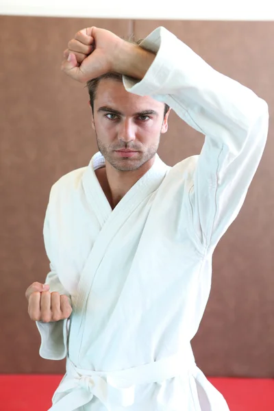 Man wearing martial arts clothing stood in defence stance — Stock Photo, Image