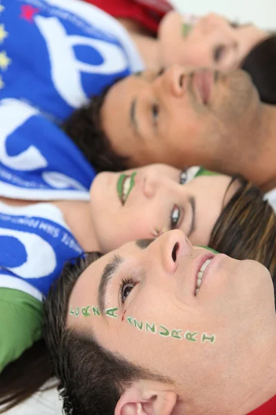 Italiensk fotboll fläktar med forza azzurri facepaint — Stockfoto