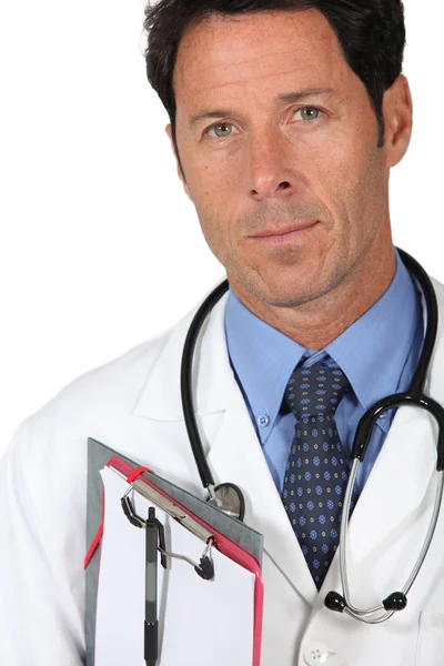 Manliga läkare stod med Urklipp — Stockfoto