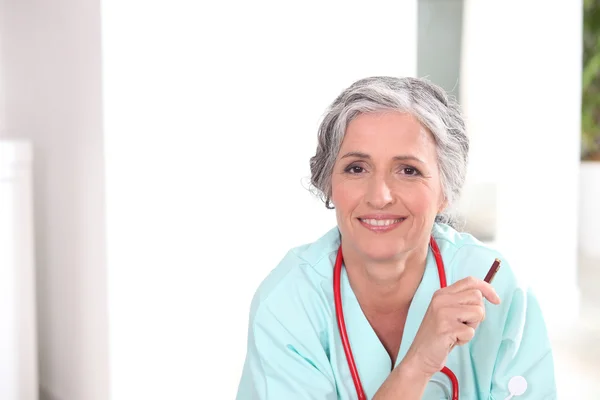 Retrato de médico sênior feminino — Fotografia de Stock