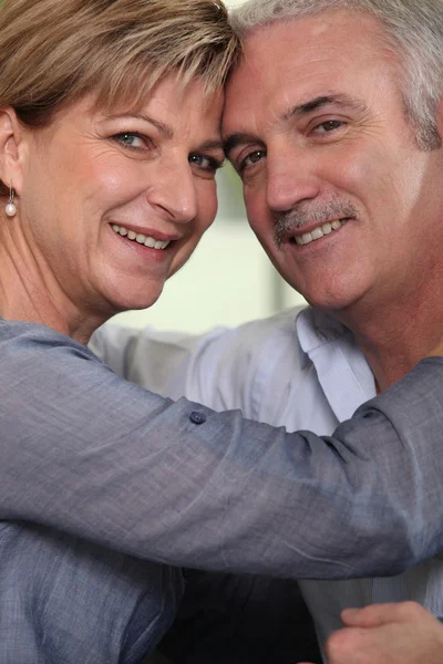 微笑温柔地拥抱的成熟夫妇 — 图库照片