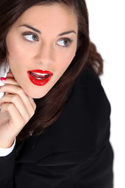 Frau trägt knallroten Lippenstift — Stockfoto