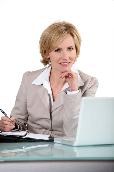 Blonde Büroangestellte saß am Schreibtisch — Stockfoto