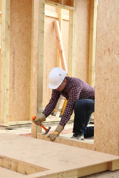 En byggnadsarbetare på en byggarbetsplats — Stockfoto