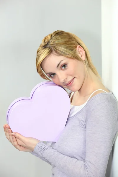 Mulher com caixa em forma de coração — Fotografia de Stock