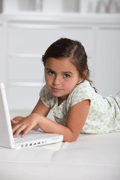 Porträt eines kleinen Mädchens mit Laptop — Stockfoto