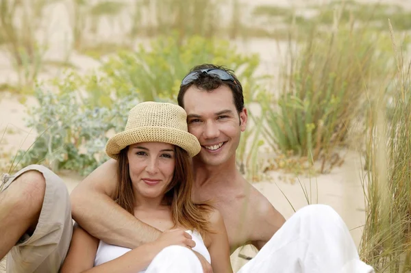 Paar in einer Sanddüne — Stockfoto