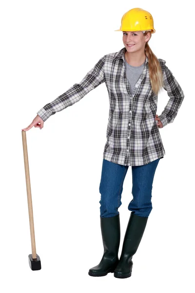 Mujer de pie con martillo de trineo —  Fotos de Stock