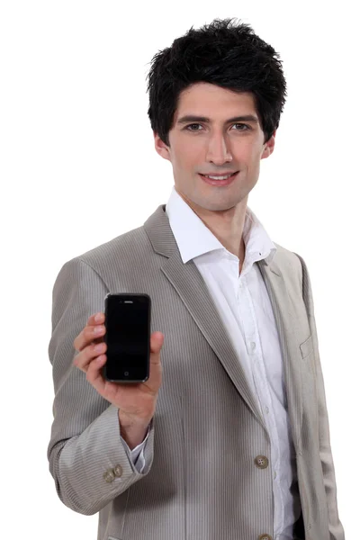 Bonito jovem empreendedor mostrando telefone celular — Fotografia de Stock