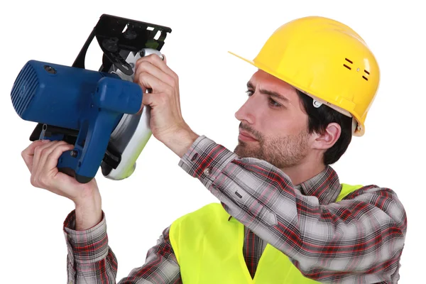 Artesano sosteniendo un cortador eléctrico — Foto de Stock