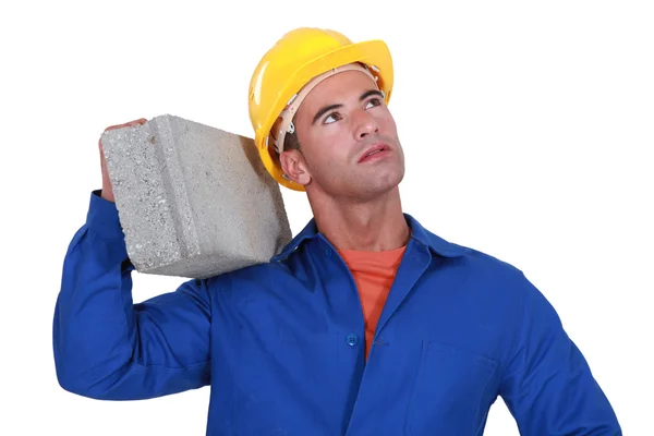 Trabalhador transportando bloco de cimento — Fotografia de Stock