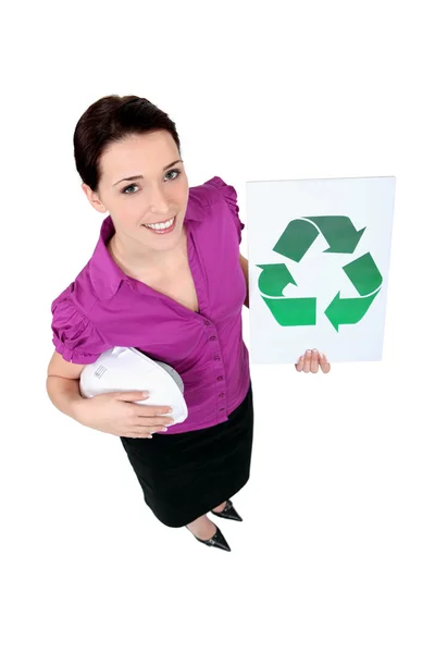 Sekretärin zeigt Recycling-Logo — Stockfoto
