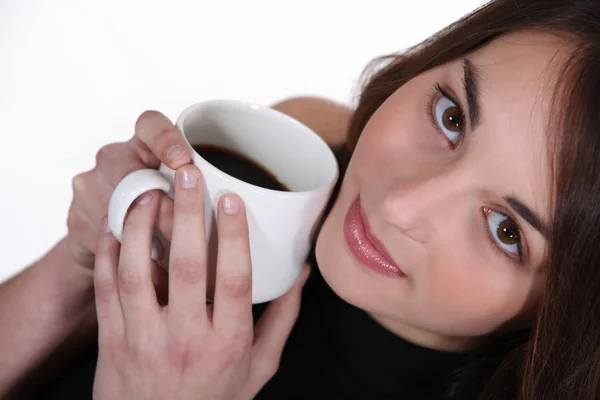 Mulher segurando caneca de café na cara — Fotografia de Stock