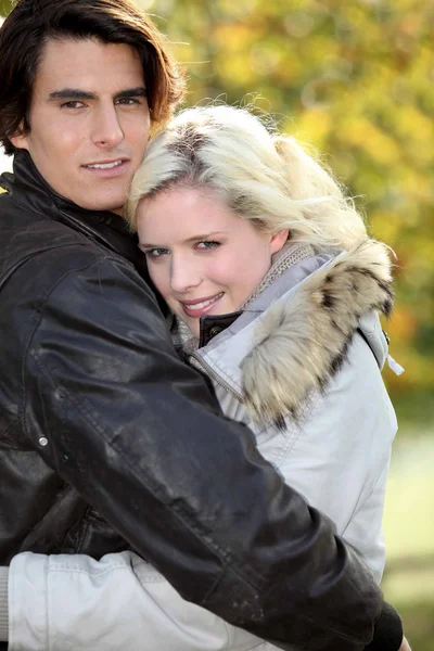 Pár nosit zimní kabáty — Stock fotografie