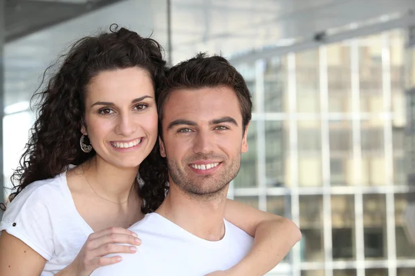 Couple all smiles near building — Stock Photo, Image