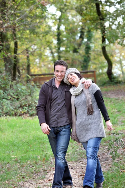 Paar nemen een herfst wandeling — Stockfoto