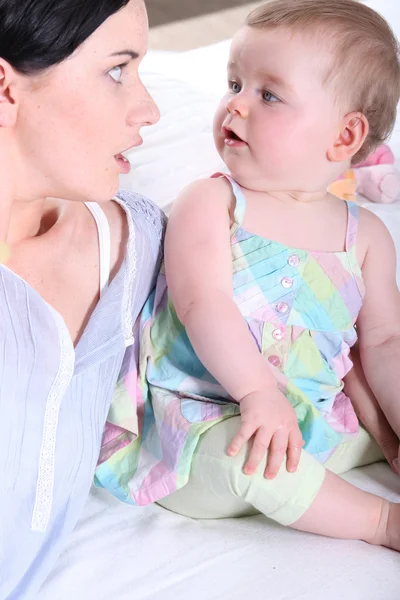 若いお母さんと赤ちゃん — ストック写真